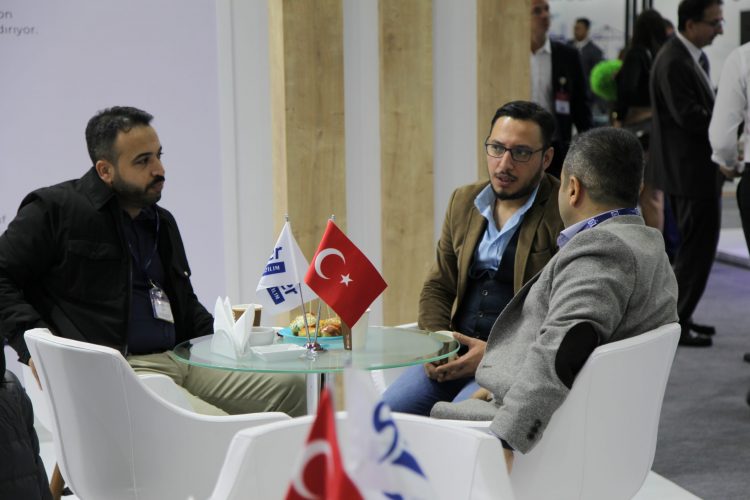 Siber ekibi sektörel bir etkinlikte iş ortaklarıyla görüşüyor